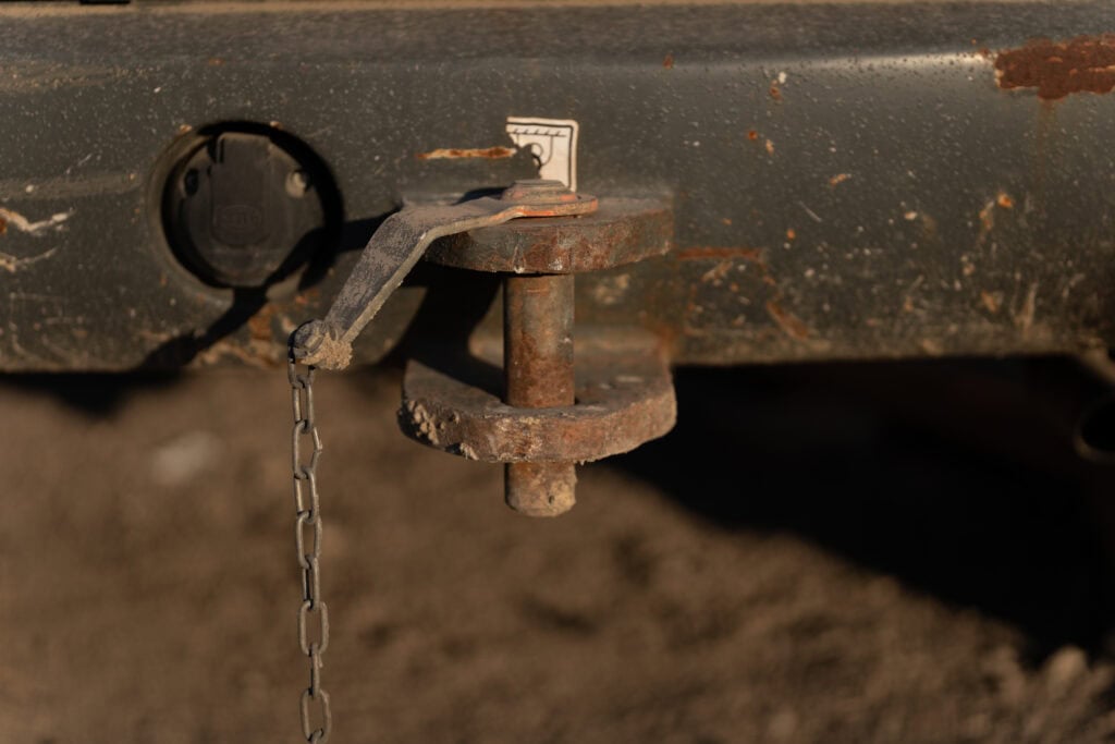 Truck coupler to symbolize decoupling